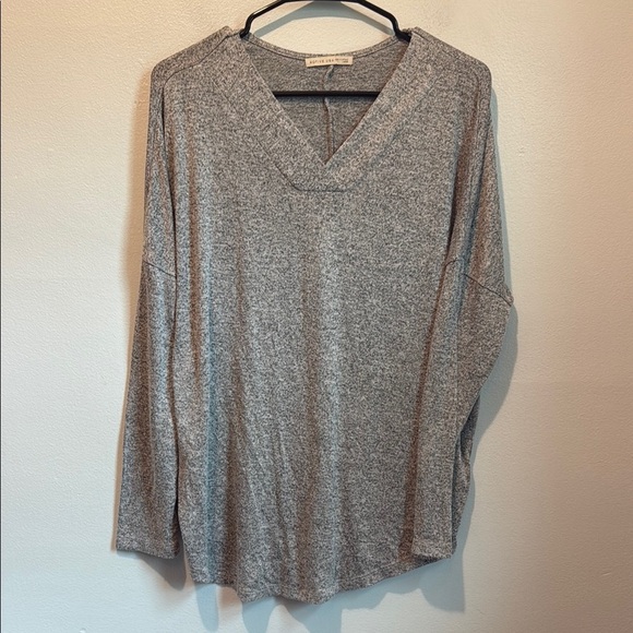 Active USA Large Lightweight Gray V-Neck Women's Top - Picture 1 of 6